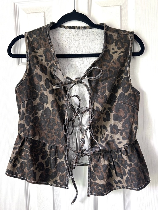 Tops - SHEIN Leopard Print Tie Front Peplum Vest Size Small